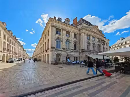 ? l’élégance du centre-ville : vaste 102 m² avec balcon, rue royale ?