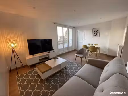 chambre de standing avec vue sur parc arboré dans un appartement moderne – orléans