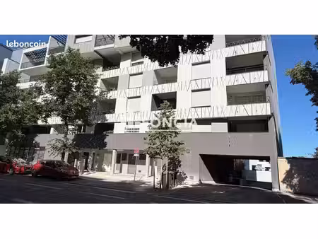 a proximité du centre ville, entre le boulevard clémenceau et porte neuve, place de statio