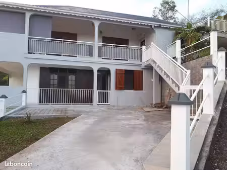 très beau et lumineux f4 bas de villa à loué