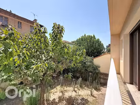 tout à pied — saint-raphaël centre : studio au calme absolu avec balcon & cave de 10 m²