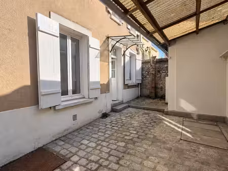 maison de ville 3 pièces avec cour privative et stationnement