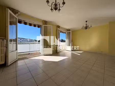 3 pièces + cuisine avec balcon et vue dégagée
