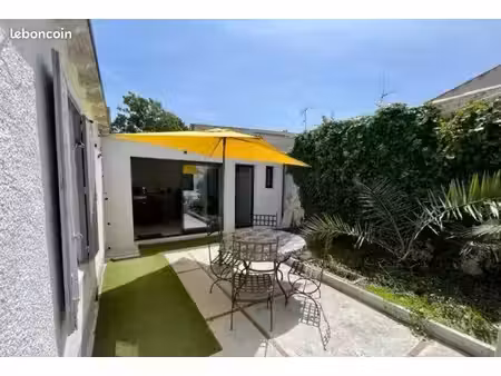 maison de charme meublée avec patio et studio indépendant.100 m². la rochelle la genette /