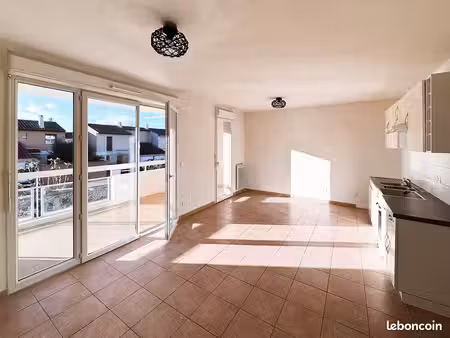 t3 lumineux avec balcon, 2 parkings, résidence fermée de 2011