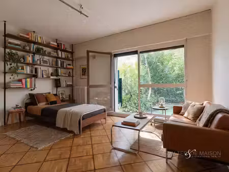 neuilly-sur-seine - rare - studio de 33 m2 avec jardinet privatif