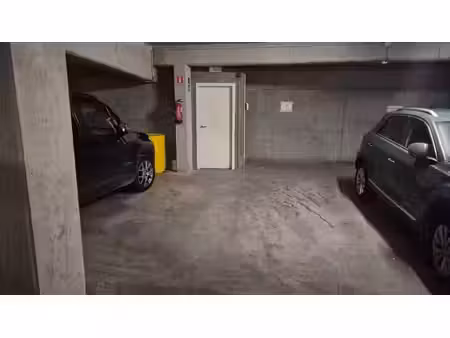 emplacement de parking couvert avec borne de recharge ev