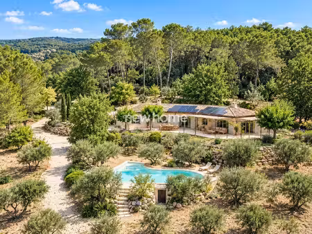saint-antonin-du-var – propriété d’exception au cœur d’une oliveraie, avec piscine et vue 