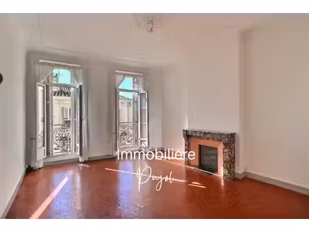 t3 / t4 de 102 m2 avec ascenseur, cave et chambre de service
