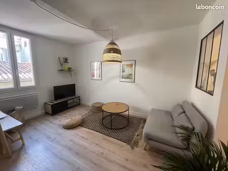 joli t2 meublé de 34 m²env. refait avec goût secteur le panier (13002)