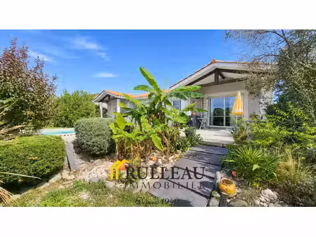 maison de plain-pied avec piscine, 3 chambres et jardin sans