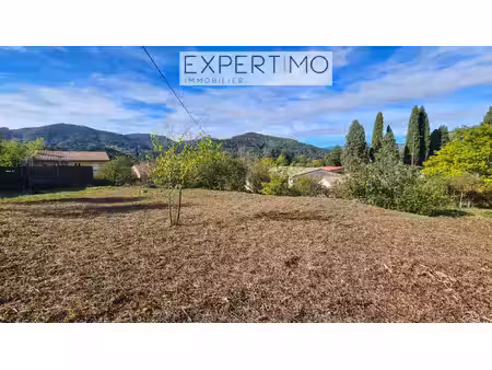 terrain constructible - 900 m2 - proche du centre village
