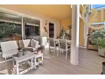 vente - frejus - t3 rénové avec terrasse, garage et piscine