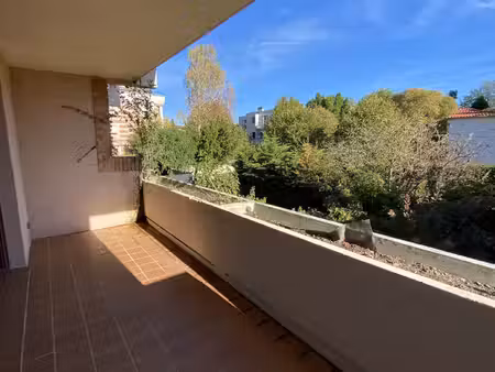 côte pavée - t2 avec balcon et parking