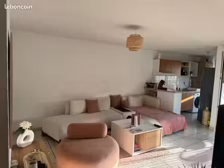 à vendre, joli t3 avec piscine