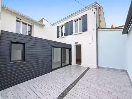 la rochelle, à 2 min à pied du marché, maison avec cour au calme absolu