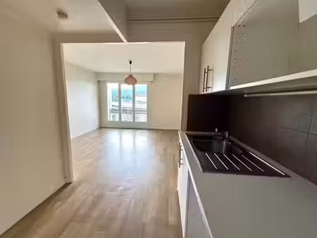 studio 28 m², balcon, cave et parking centre aix