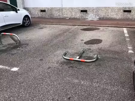 place de parking extérieure sécurisée dans résidence fermée cusset