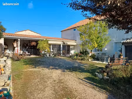 maison ancienne de plain-pied. idéale pour une famille ou activité artisanale
