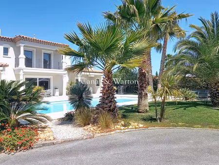 villa de luxe à vendre dans le quartier aiguebonne