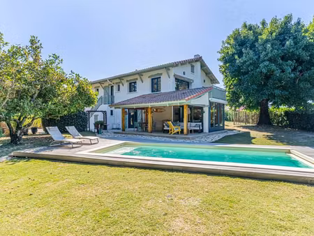 maison de luxe à vendre dans le quartier aiguillon-port