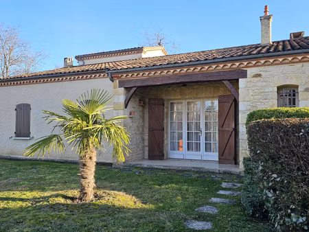 belle villa en pierre au bord de la rivière