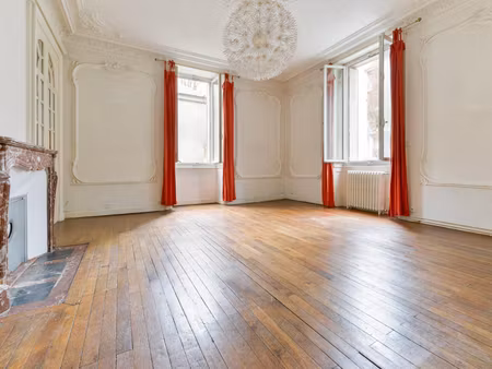 rez-de-chaussée avec cour et cave – secteur rond-point de rennes