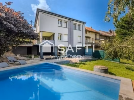 maison familiale   comprenant 7 pièces ave cuisine un salon séjour climatisé  5 chambres d