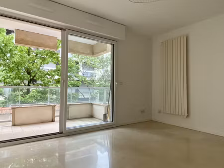 appartement 2 pièces avec balcon et parking