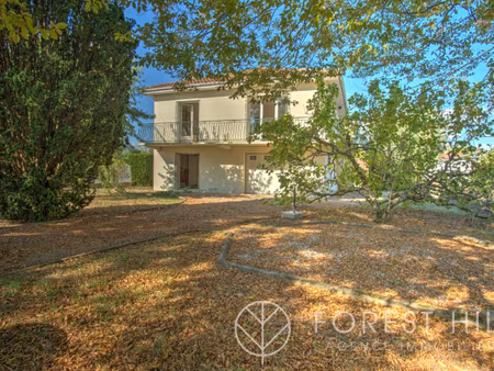 saint-médard-de-guizières – maison sur deux niveaux  grand garage de 61 m² et terrain de 1