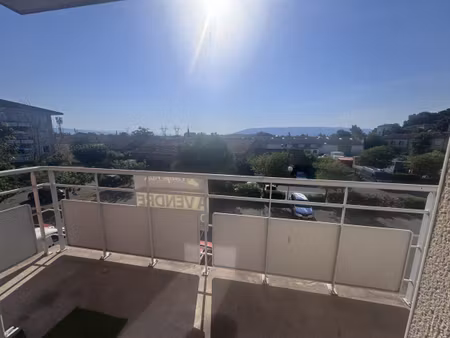 appartement lumineux avec balcon  parking et climatisation