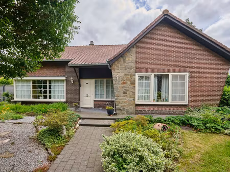 vrijstaande karakteristieke woning met 4 slaapkamers gelegen op een fraai gelegen perceel