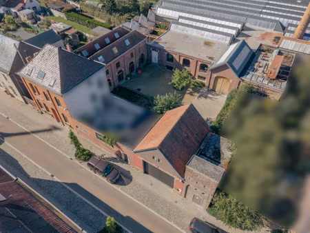 gerenoveerde woning met authentieke elementen en magazijn