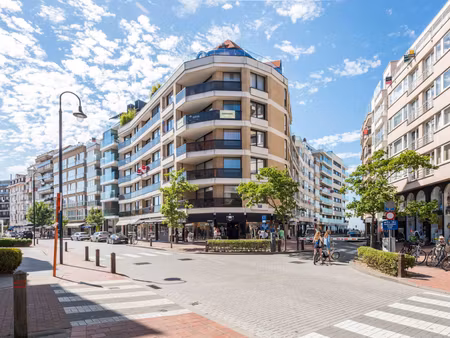 appartement in het zoute met breed zijdelings zeezicht