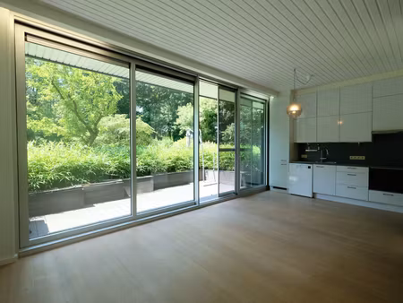 lichtrijke studio met terras