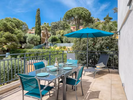 superbe t3 rénové avec terrasse à vendre - centre- ville lavandou- plage et commodités à p