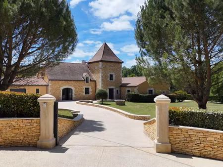 belle propriété contemporaine avec piscine chauffée  dépendances et prestations de qualité
