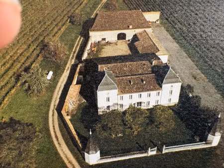 château dominant les côteaux de l'entre deux mers