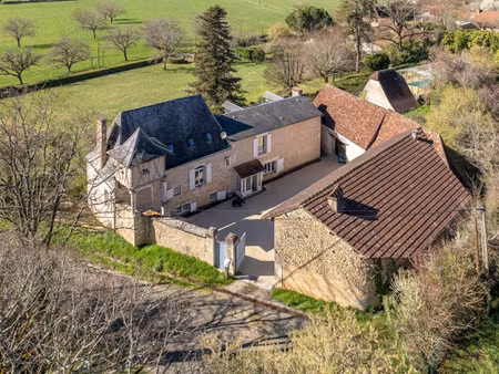 propriété en pierre de type 7  piscine  dépendances  sur un terrain arboré de 6300 m²