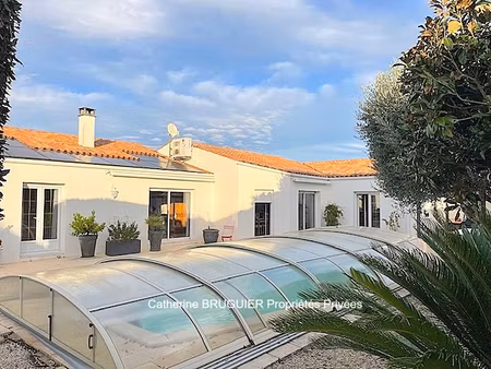 villa lumineuse de plain pied 151 m2  4 chambres  jardin piscine