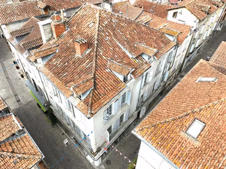 immeuble de caractère du xviii très lumineux avec commerce à l'angle de deux rues