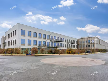 location local professionnel 1 047m²