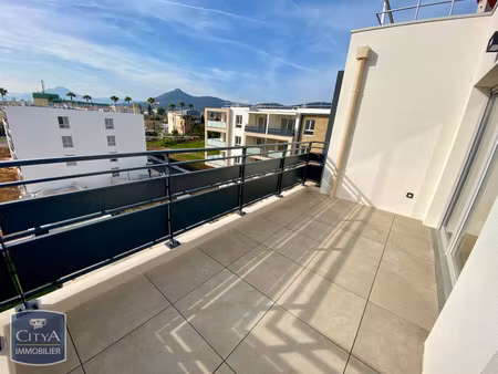 location appartement 3 pièces 62m² hyeres 83400