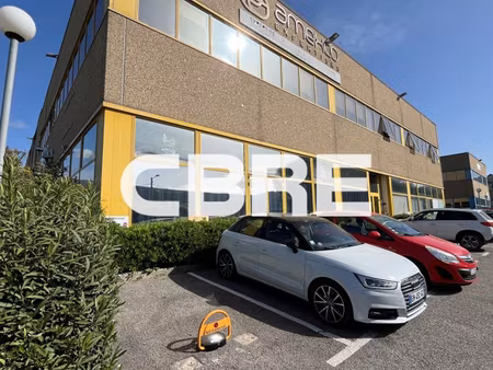 location local professionnel 82m²