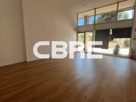 location local professionnel 70m²