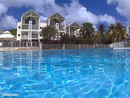 location grand f3 dans résidence avec piscine