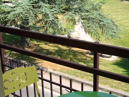 t2 meublé à louer dans cadre de verdure en centre ville