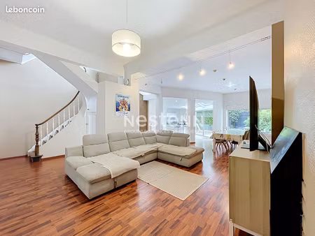 maison 7 pièces 242 m²