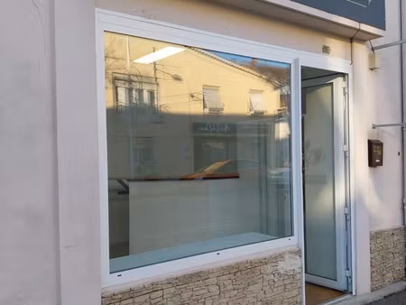 local 25 m² avec vitrine