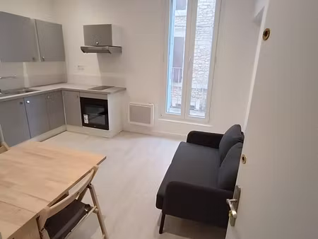 t2 avec balcon rénové et meublé à neuf en centre-ville apt